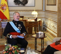 Don Felipe conversa con el embajador de de la República Federal de Nigeria, Okezie Victor Ikpeazu
